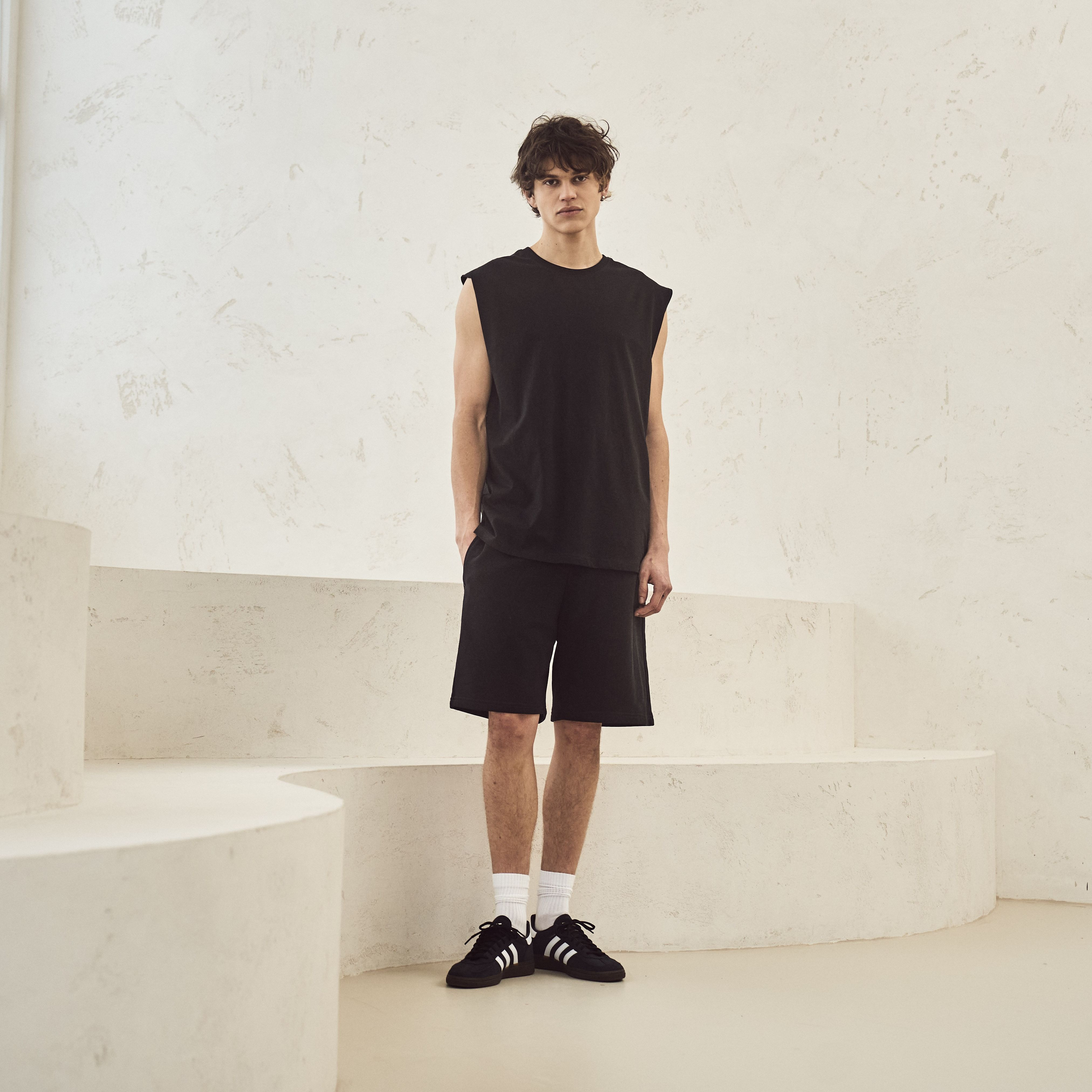 SLEEVELESS TEE
